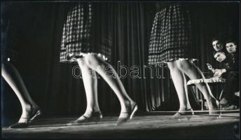 cca 1960 Lábszépségverseny, jelzés nélküli vintage fotó, 13,5x24 cm