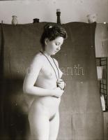 cca 1989 A női test esztétikuma, szolidan erotikus vintage fotó + 6 db vintage negatív (a papírkép é...