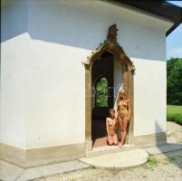 cca 1988 Fotózkodni nagyon jó, szolidan erotikus vintage fotó + 7 db vintage negatív (a papírkép és ...