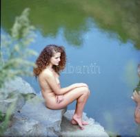 cca 1988 Fotózkodni nagyon jó, szolidan erotikus vintage fotó + 7 db vintage negatív (a papírkép és ...