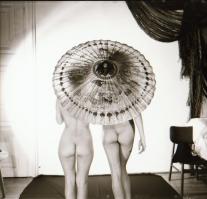 cca 1985 Aktfotózás szabadon, szolidan erotikus vintage fotó + 6 db vintage negatív (a papírkép és a...