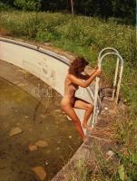 cca 1983 Csábosak és bájosak, 2 db szolidan erotikus vintage fotó + 6 db vintage negatív (a papírkép...