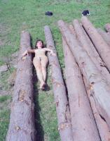 cca 1983 Csábosak és bájosak, 2 db szolidan erotikus vintage fotó + 6 db vintage negatív (a papírkép...