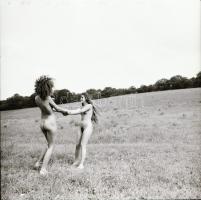 cca 1983 Csábosak és bájosak, 2 db szolidan erotikus vintage fotó + 6 db vintage negatív (a papírkép...