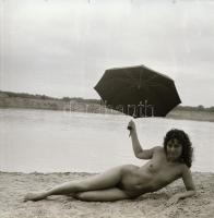 cca 1980 Szolidan erotikus vintage fotó + 7 db vintage negatív (a papírkép és a negatívok között nin...