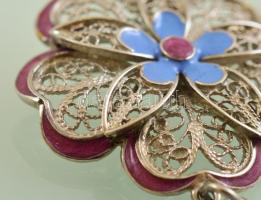 Ezüst(Ag) zománccal díszített filigrán virágos kitűző, jelzett, 4,5×7,8 cm, nettó: 18,5 g