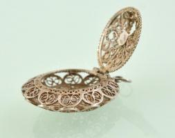 Ezüst(Ag) nyitható filigrán medál, jelzett, sérüléssel, d: 3,4 cm, nettó: 7,9 g