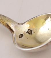 Ezüst(Ag) részben aranyozott fűszerkanál, monogramos, 2 db, jelzett, h: 7,6 cm, nettó: 16,8 g