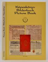 Képeskönyv-Bilderbuch-Picture Book. Szerk.: Dr. Szijj Jolán. Hadtörténelmi Levéltári Kiadványok. Bp., 2003, Petit Real. Második kiadás. Kiadói kartonált papírkötés.