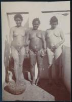 cca 1920 Kairó, meztelen nők, fotó két kis szakadással, 9×6,5 cm