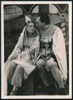 1938 Kiss Ferenc (1893-1978) színművész és Szörényi Éva (1917-2009) színésznő közös jelenetben, hátoldalon feliratozott fotó, 18×13 cm