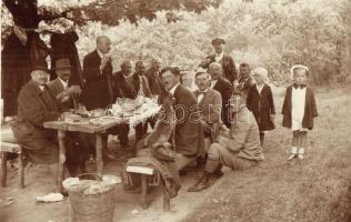 1927 Kazár, Liba temetés, italozó urak az asztalnál. photo
