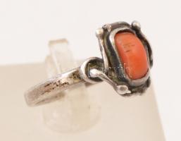 Ezüst(Ag) gyűrű korall díszítéssel, jelzett, méret: 56, bruttó: 2,5 g