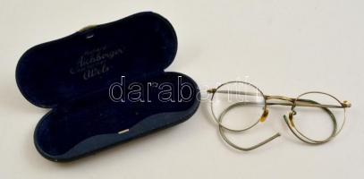 Régi gyermekszemüveg, egyik lencséje hiányzik, jelzett eredeti tokban, 11×4 cm