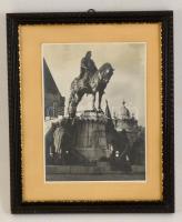 cca 1930-1940 Kolozsvár, a Mátyás király emlékmű, 1918 előtti fotó későbbi előhívása, üvegezett keretben, 23×17,5 cm