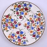 Városlődi virág mintás tányér, kézzel festett mázas kerámia, apró mázhibákkal, jelzett, d: 24,5 cm