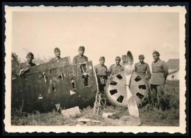 1941 Magyar katonák lelőtt repülőgéppel, hátoldalon feliratozott fotó, 6×8,5 cm