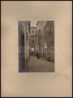 1934 Jeruzsálem, Via Dolorosa, kartonra kasírozott, feliratozott, aláírt fotó, 17,5×12,5 cm