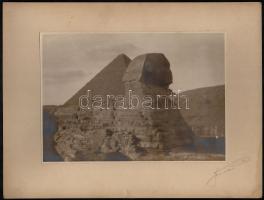 cca 1935 Egyiptom, szfinx, kartonra kasírozott, aláírt fotó, kissé sérült karton, 17×23 cm