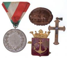 Vegyes jelvény, kitűző, sportérem, érme és botjelvény tétel régi fémdobozkában T:vegyes