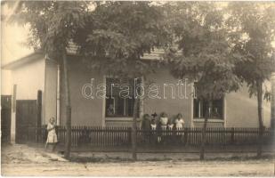 1935 Zsáka, Családi ház, gyerekek. photo