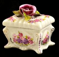 Rózsás porcelán bonbonier, kézzel festett, jelzett, apró lepattanásokkal, 8×6×8 cm