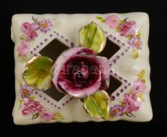 Rózsás porcelán bonbonier, kézzel festett, jelzett, apró lepattanásokkal, 8×6×8 cm