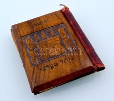 Héber imakönyv díszesen faragott fa elő- és hátlapos borítója, benne néhány lappal