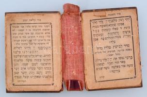 Héber imakönyv díszesen faragott fa elő- és hátlapos borítója, benne néhány lappal