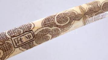 XIX. sz.v. Japán csont díszkard, hüvelyben, ragasztott pengével, gazdagon karcolt mintákkal, bojttal...