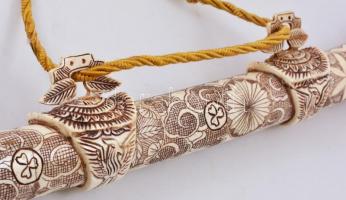 XIX. sz.v. Japán csont díszkard, hüvelyben, ragasztott pengével, gazdagon karcolt mintákkal, bojttal...