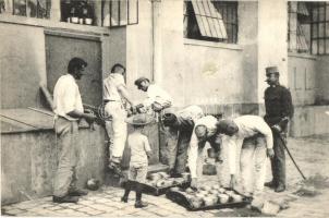 Első világháborús katonai lap, étkező csajka ürítés és mosogatás a laktanyában / WWI K.u.k. military, dishwashing in the barracks