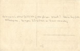 Katonaság által fektetett ideiglenes keskeny nyomtávú  sínek kövekre és fákra elhelyezve, tengeri ki...