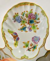 Herendi Viktória mintás madarasa kínáló, kézzel festett, jelzett, apró festék kopással, 35×36 cm, m:...