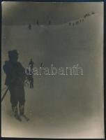 cca 1910-1920 Magas-Tátra, Lesállás hegycsúcsról, M. Kir. Honvéd Magasalpesi Skitanfolyam, fotó hátoldalon feliratozva, pecséttel jelzett, 10,5×8 cm