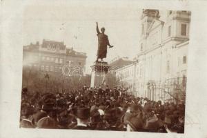 1908 Budapest V. Petőfi szobor, március 15-ei ünnepség, darutollas férfiak a szobor lábánál, tömeg. photo