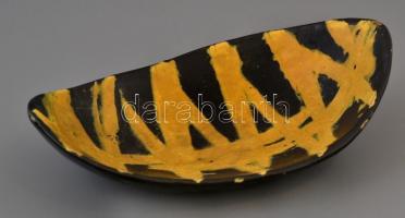 Gorka Lívia (1925-2011): Fekete-sárga tál és váza, festett mázas kerámia, jelzett, apró mázhibákkal,...