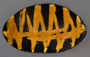 Gorka Lívia (1925-2011): Fekete-sárga tál és váza, festett mázas kerámia, jelzett, apró mázhibákkal,...