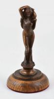 Jelzés nélkül: Korsót vivő akt, bronz szobor, fa talapzaton, m: 12 cm