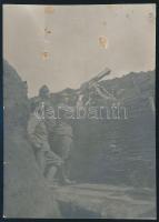 1916 Géppuskával a lövészárokban, körbevágott fotó, 11×8 cm
