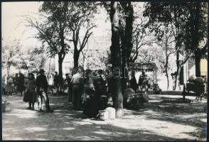 cca 1960-1970 Piaci életképek, 2 db fotó, 15×24 cm