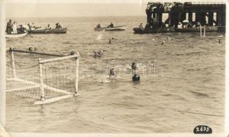 Vízilabda meccs nyílt vízen a mólóknál / Water polo match in open water near the pier. photo (EK)