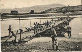 Pozsony, Pressburg, Bratislava; hajóhíd építő hidász csapat / K.u.k. military, pioneer soldiers building a pontoon bridge