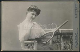 cca 1900 Lány teniszütővel, keményhátú fotó a Hungária Fényképészeti Társaság budapesti műterméből, 10×16 cm