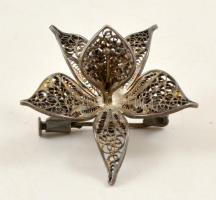 Ezüst (Ag.) virág alakú kitűző, tartóban, 3x3,5 cm, bruttó: 4,4 g