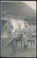 1916 Készülődés Itáliába, katonákat ábrázoló fotólap, 14×8,5 cm