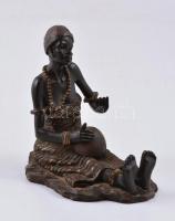 Afrikai nő, műgyanta szobor, kis kopásokkal, m: 15 cm
