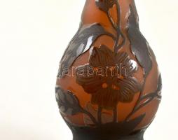 Gallé jelzéssel virágmintás váza, többrétegű, sav maratott, apró kopásokkal, csorba nélkül, m: 20,5 ...