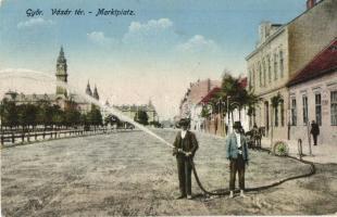1916 Győr, Vásár tér, férfi locsolócsővel