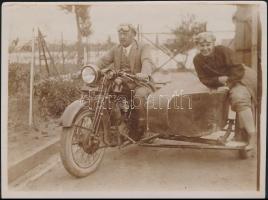 1928 Méray 1000 köbcentiméter, 2 hengeres oldalkocsis motor, rajta Szabó Árpád környei gyógyszerész és Virág Zoltán gyógyszerész segéd, fotó, a hátoldalán feliratozva, 9x11 cm